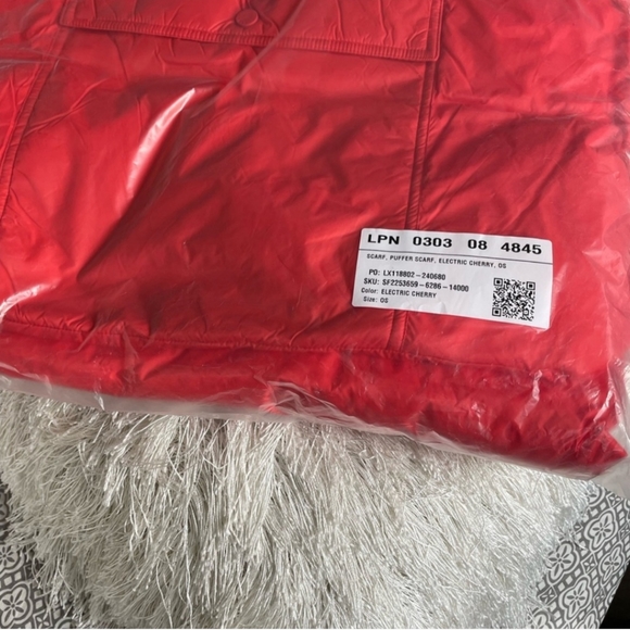 Fabletics Puffer Scarf - Picture 4 of 6